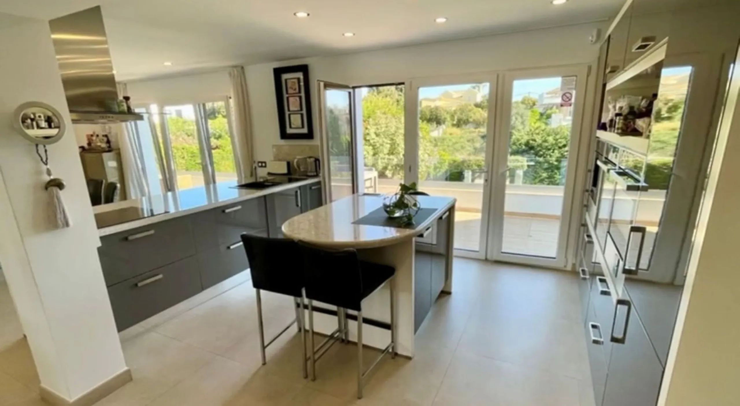Perfect Family Residence with Excellent Rental Potential This stunning beachside villa enjoys an unbeatable location just a short stroll from the promenade and the golden sands of San Pedro de Alcántara. Thoughtfully designed with comfort, style, and prac