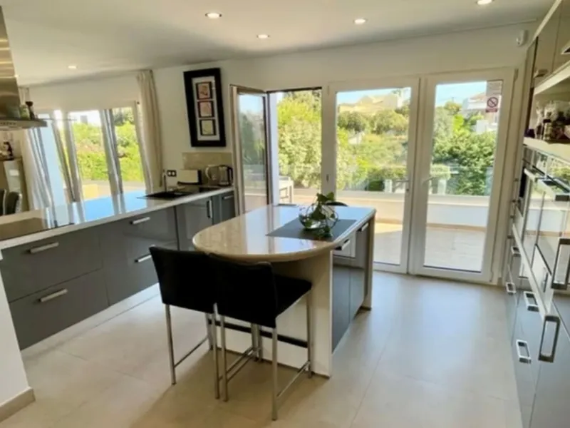 Perfect Family Residence with Excellent Rental Potential This stunning beachside villa enjoys an unbeatable location just a short stroll from the promenade and the golden sands of San Pedro de Alcántara. Thoughtfully designed with comfort, style, and prac