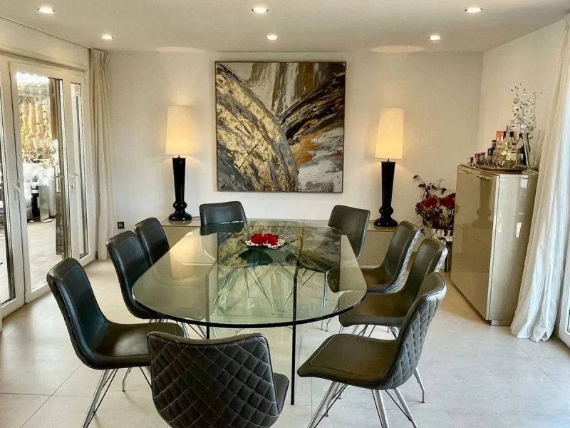 Perfect Family Residence with Excellent Rental Potential This stunning beachside villa enjoys an unbeatable location just a short stroll from the promenade and the golden sands of San Pedro de Alcántara. Thoughtfully designed with comfort, style, and prac