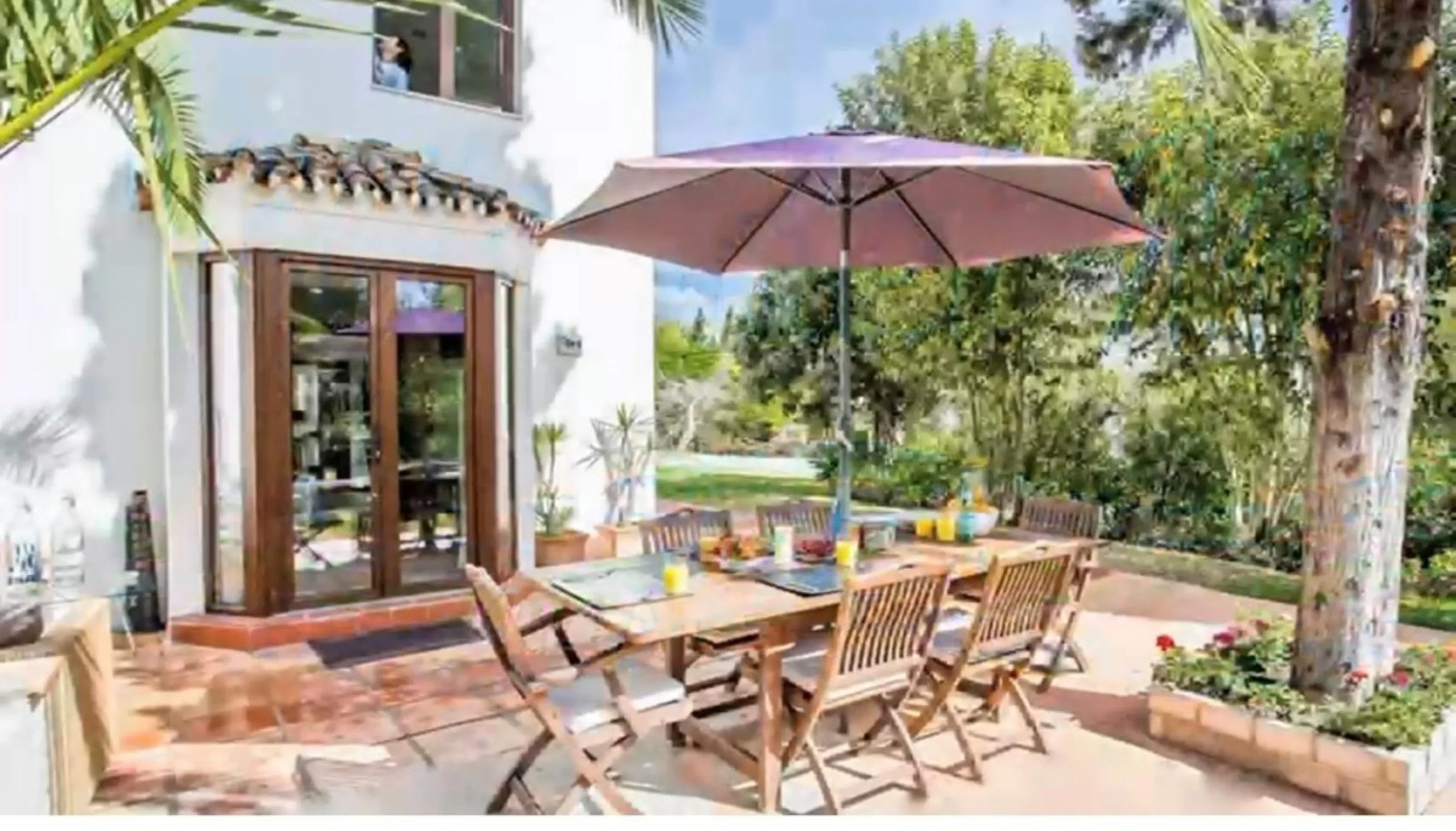 Perfect Family Residence with Excellent Rental Potential This stunning beachside villa enjoys an unbeatable location just a short stroll from the promenade and the golden sands of San Pedro de Alcántara. Thoughtfully designed with comfort, style, and prac