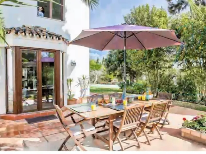 Perfect Family Residence with Excellent Rental Potential This stunning beachside villa enjoys an unbeatable location just a short stroll from the promenade and the golden sands of San Pedro de Alcántara. Thoughtfully designed with comfort, style, and prac