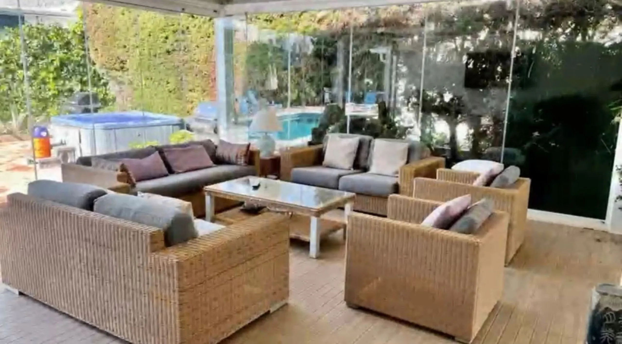 Perfect Family Residence with Excellent Rental Potential This stunning beachside villa enjoys an unbeatable location just a short stroll from the promenade and the golden sands of San Pedro de Alcántara. Thoughtfully designed with comfort, style, and prac