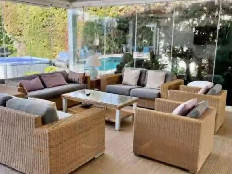 Perfect Family Residence with Excellent Rental Potential This stunning beachside villa enjoys an unbeatable location just a short stroll from the promenade and the golden sands of San Pedro de Alcántara. Thoughtfully designed with comfort, style, and prac