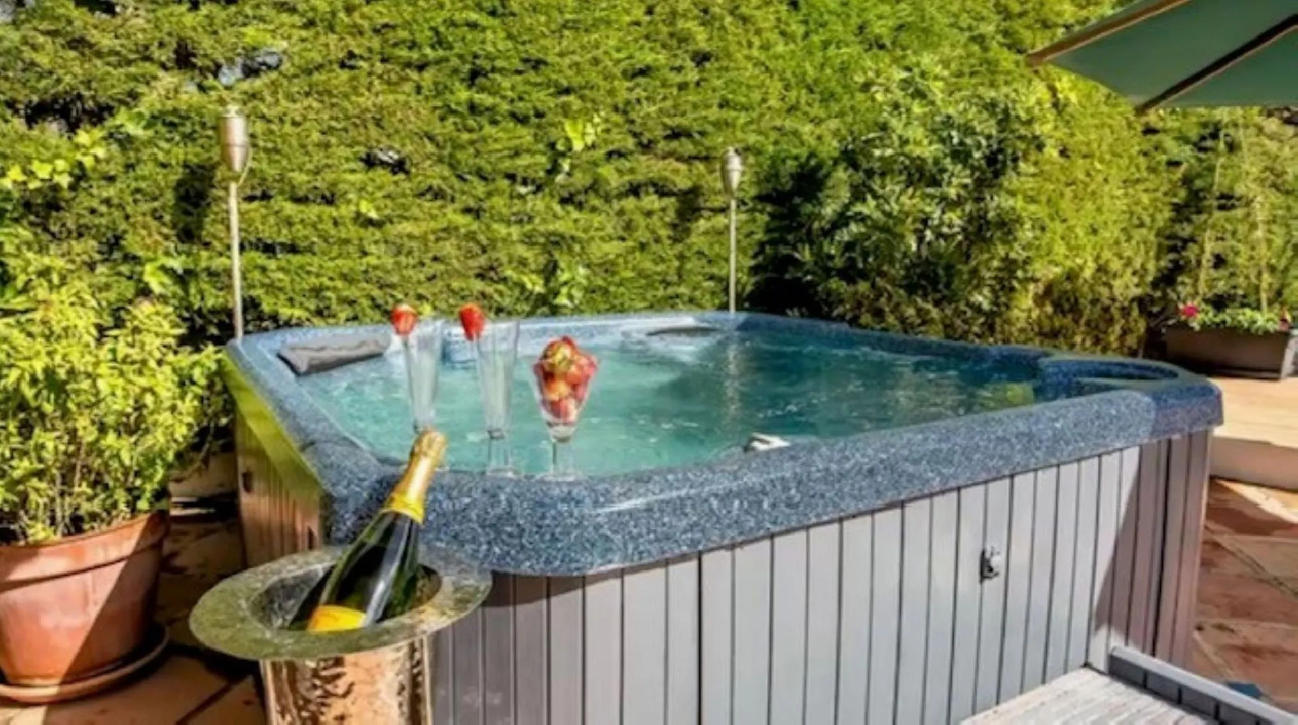 Perfect Family Residence with Excellent Rental Potential This stunning beachside villa enjoys an unbeatable location just a short stroll from the promenade and the golden sands of San Pedro de Alcántara. Thoughtfully designed with comfort, style, and prac