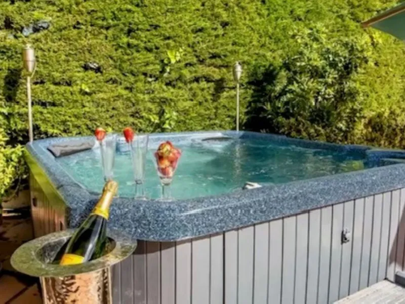 Perfect Family Residence with Excellent Rental Potential This stunning beachside villa enjoys an unbeatable location just a short stroll from the promenade and the golden sands of San Pedro de Alcántara. Thoughtfully designed with comfort, style, and prac