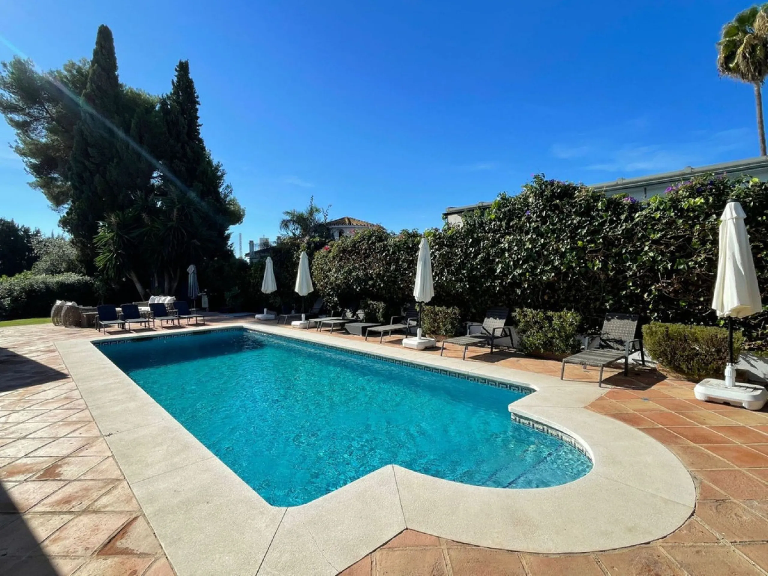 Perfect Family Residence with Excellent Rental Potential This stunning beachside villa enjoys an unbeatable location just a short stroll from the promenade and the golden sands of San Pedro de Alcántara. Thoughtfully designed with comfort, style, and prac