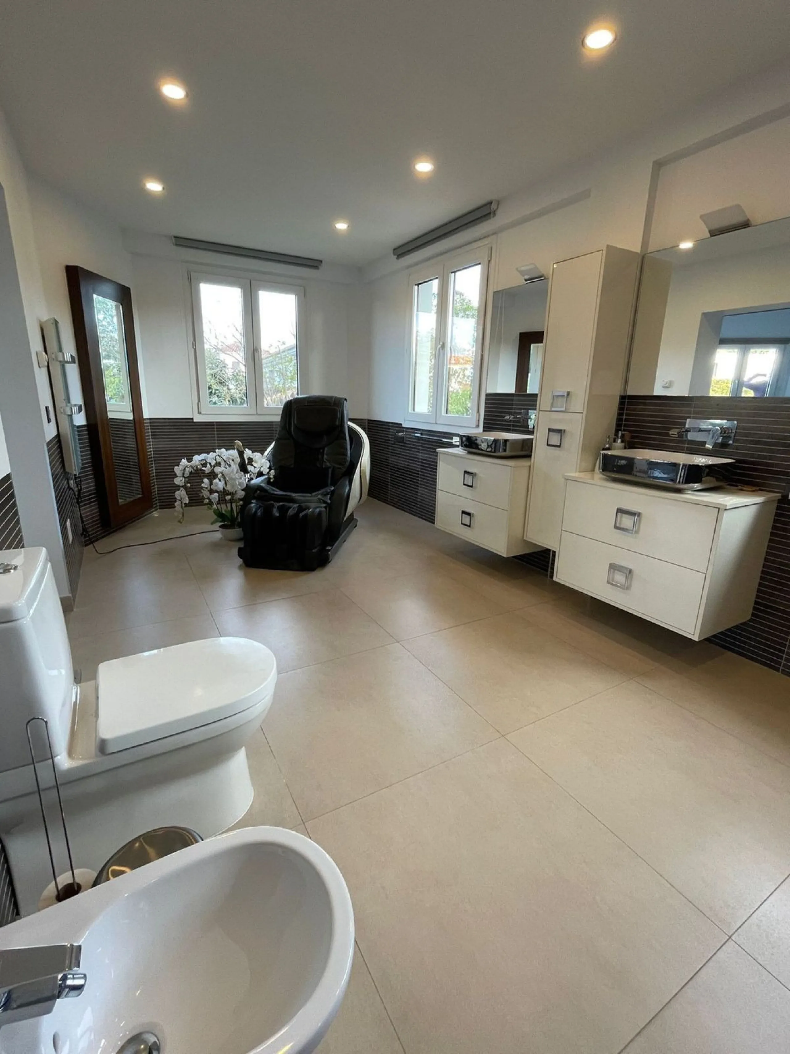 Perfect Family Residence with Excellent Rental Potential This stunning beachside villa enjoys an unbeatable location just a short stroll from the promenade and the golden sands of San Pedro de Alcántara. Thoughtfully designed with comfort, style, and prac