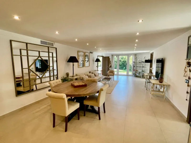 Perfect Family Residence with Excellent Rental Potential This stunning beachside villa enjoys an unbeatable location just a short stroll from the promenade and the golden sands of San Pedro de Alcántara. Thoughtfully designed with comfort, style, and prac