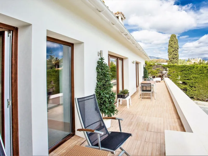 Perfect Family Residence with Excellent Rental Potential This stunning beachside villa enjoys an unbeatable location just a short stroll from the promenade and the golden sands of San Pedro de Alcántara. Thoughtfully designed with comfort, style, and prac