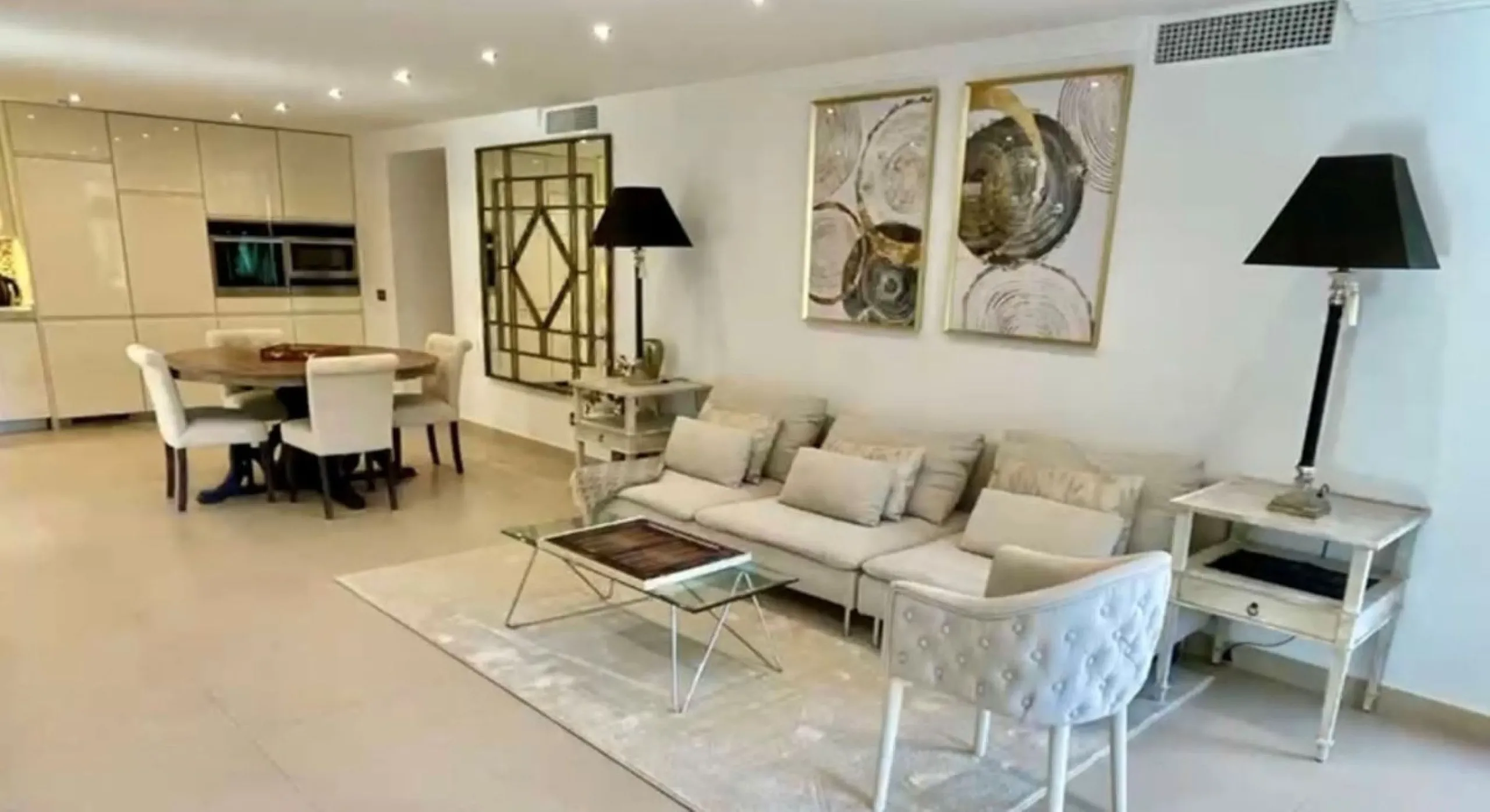 Perfect Family Residence with Excellent Rental Potential This stunning beachside villa enjoys an unbeatable location just a short stroll from the promenade and the golden sands of San Pedro de Alcántara. Thoughtfully designed with comfort, style, and prac