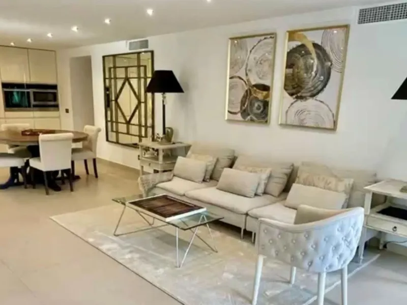 Perfect Family Residence with Excellent Rental Potential This stunning beachside villa enjoys an unbeatable location just a short stroll from the promenade and the golden sands of San Pedro de Alcántara. Thoughtfully designed with comfort, style, and prac