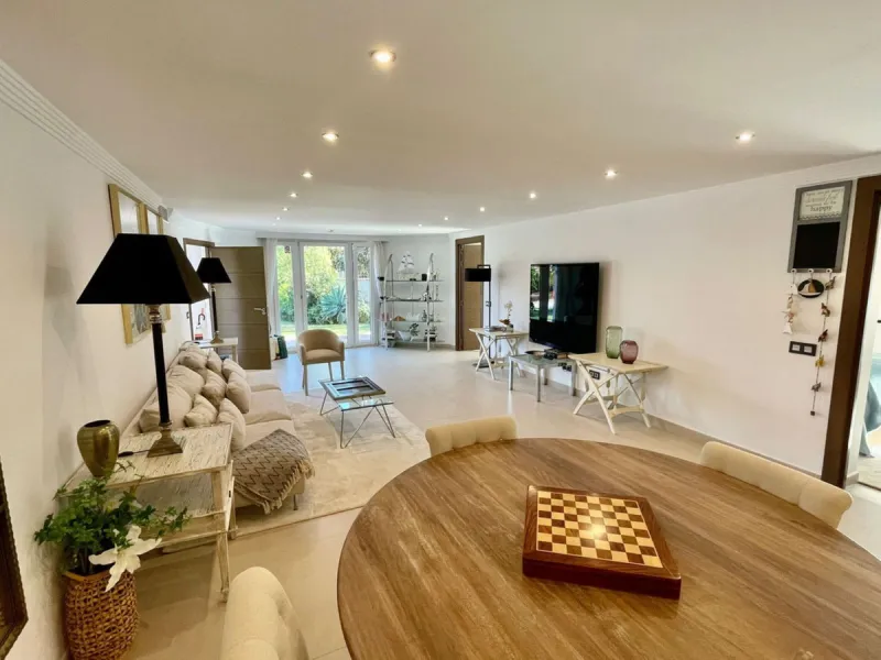 Perfect Family Residence with Excellent Rental Potential This stunning beachside villa enjoys an unbeatable location just a short stroll from the promenade and the golden sands of San Pedro de Alcántara. Thoughtfully designed with comfort, style, and prac