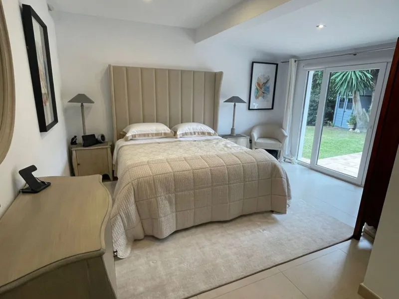 Perfect Family Residence with Excellent Rental Potential This stunning beachside villa enjoys an unbeatable location just a short stroll from the promenade and the golden sands of San Pedro de Alcántara. Thoughtfully designed with comfort, style, and prac