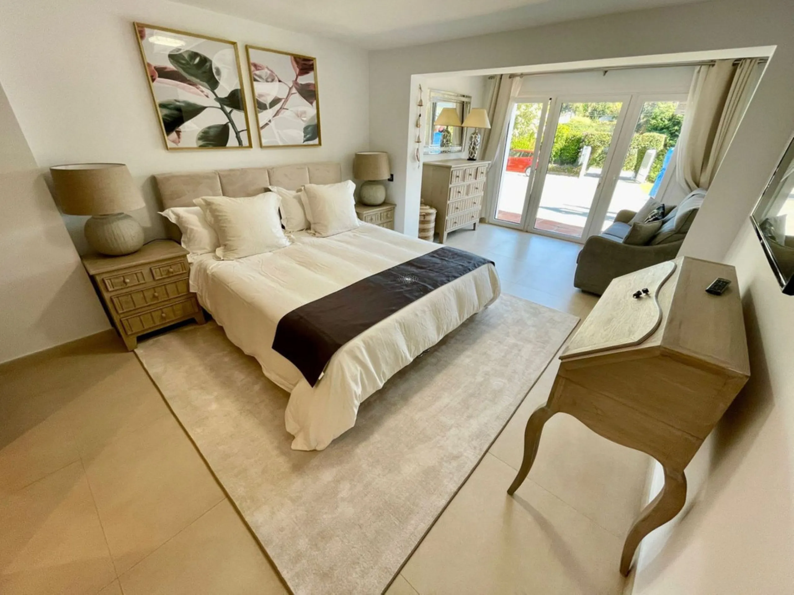 Perfect Family Residence with Excellent Rental Potential This stunning beachside villa enjoys an unbeatable location just a short stroll from the promenade and the golden sands of San Pedro de Alcántara. Thoughtfully designed with comfort, style, and prac