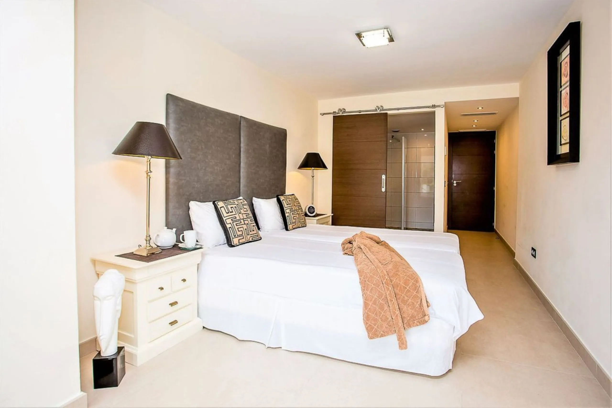 Perfect Family Residence with Excellent Rental Potential This stunning beachside villa enjoys an unbeatable location just a short stroll from the promenade and the golden sands of San Pedro de Alcántara. Thoughtfully designed with comfort, style, and prac