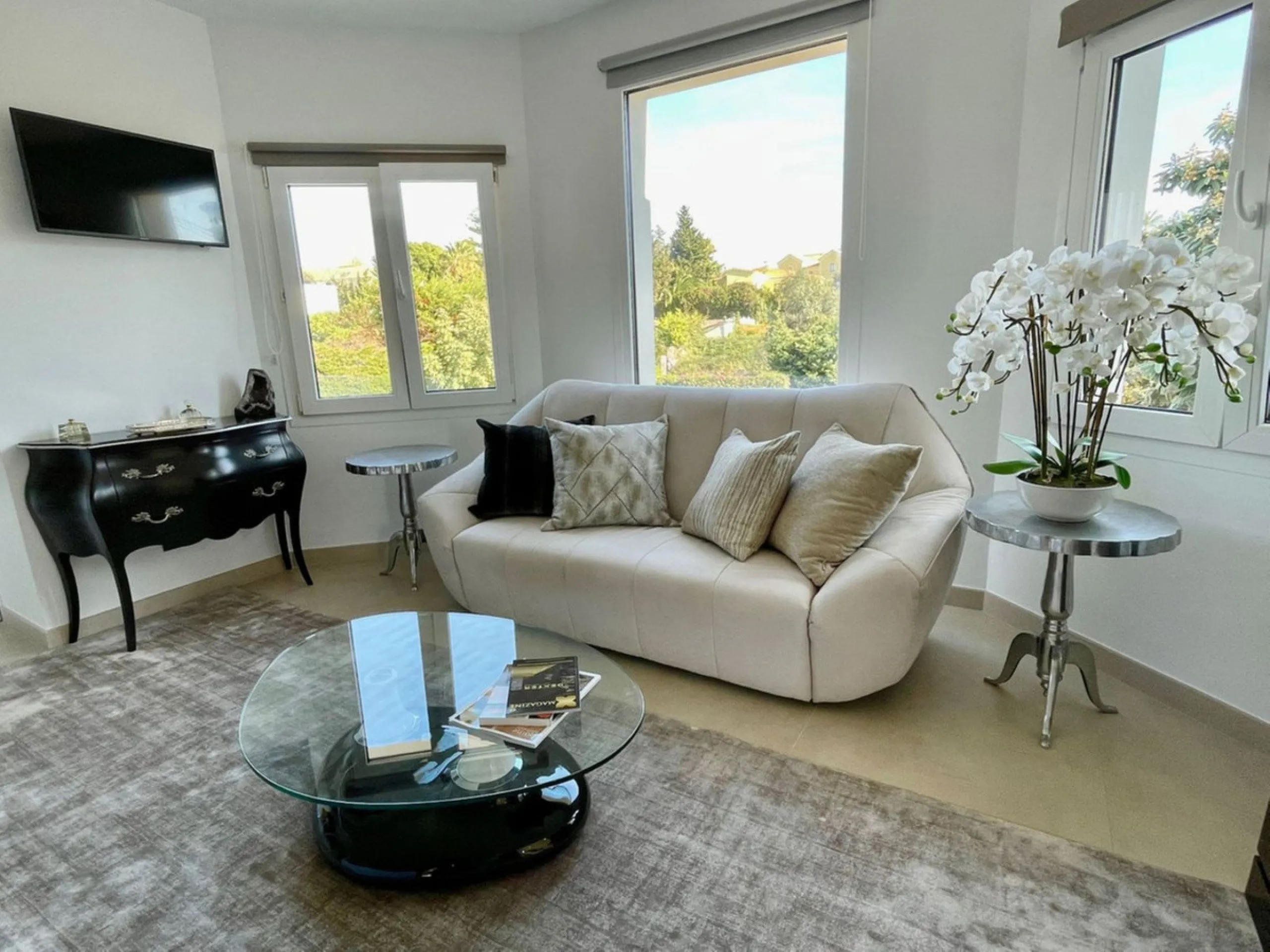 Perfect Family Residence with Excellent Rental Potential This stunning beachside villa enjoys an unbeatable location just a short stroll from the promenade and the golden sands of San Pedro de Alcántara. Thoughtfully designed with comfort, style, and prac