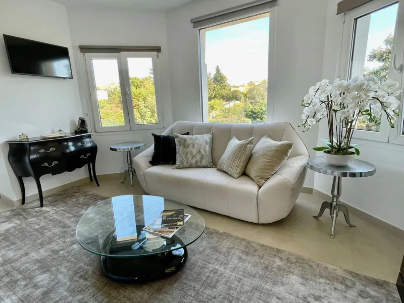 Perfect Family Residence with Excellent Rental Potential This stunning beachside villa enjoys an unbeatable location just a short stroll from the promenade and the golden sands of San Pedro de Alcántara. Thoughtfully designed with comfort, style, and prac
