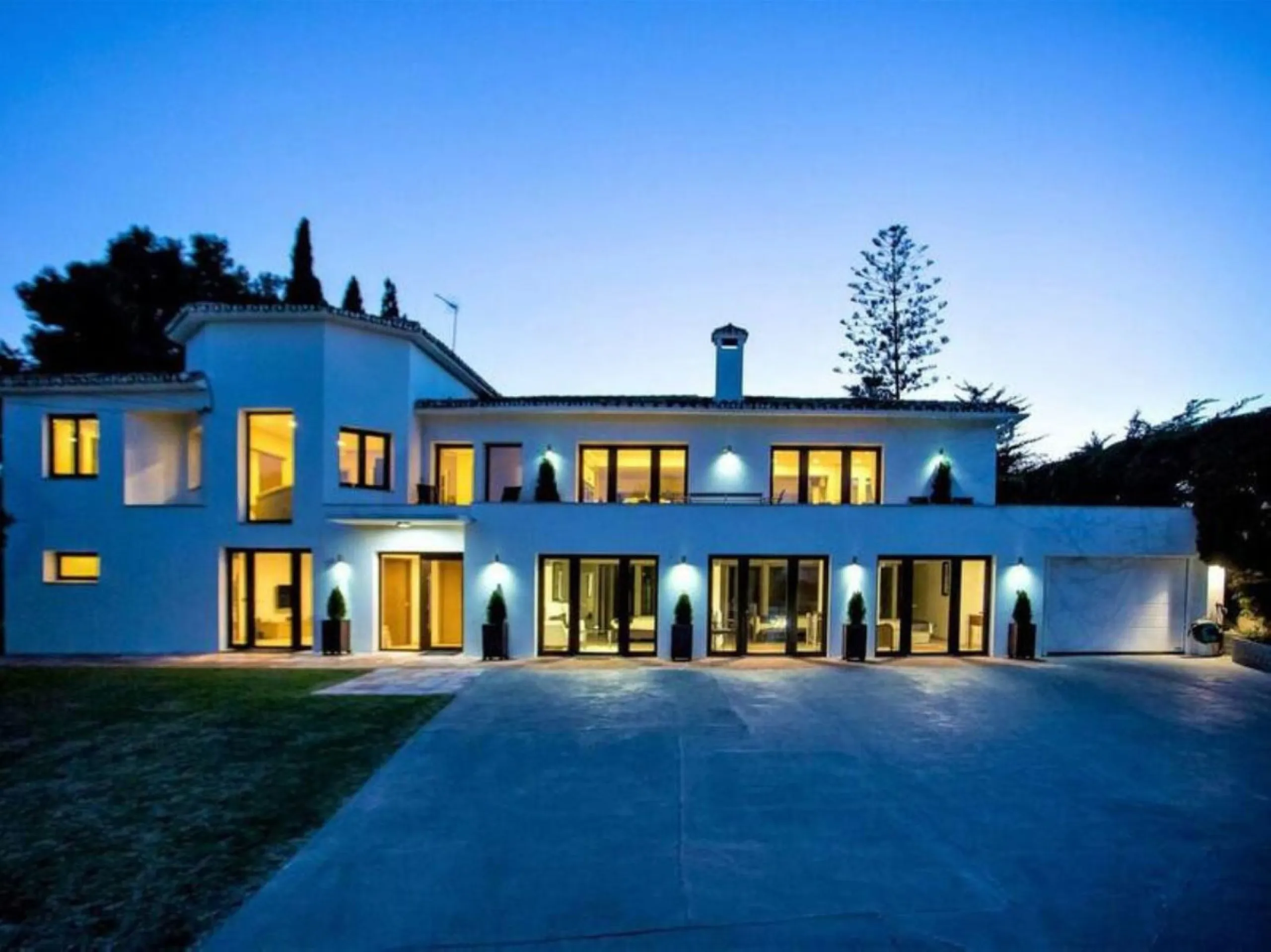 Perfect Family Residence with Excellent Rental Potential This stunning beachside villa enjoys an unbeatable location just a short stroll from the promenade and the golden sands of San Pedro de Alcántara. Thoughtfully designed with comfort, style, and prac