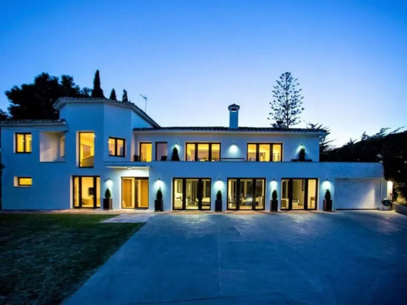Perfect Family Residence with Excellent Rental Potential This stunning beachside villa enjoys an unbeatable location just a short stroll from the promenade and the golden sands of San Pedro de Alcántara. Thoughtfully designed with comfort, style, and prac