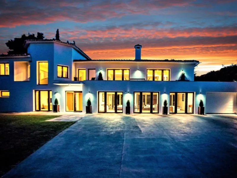 Perfect Family Residence with Excellent Rental Potential This stunning beachside villa enjoys an unbeatable location just a short stroll from the promenade and the golden sands of San Pedro de Alcántara. Thoughtfully designed with comfort, style, and prac