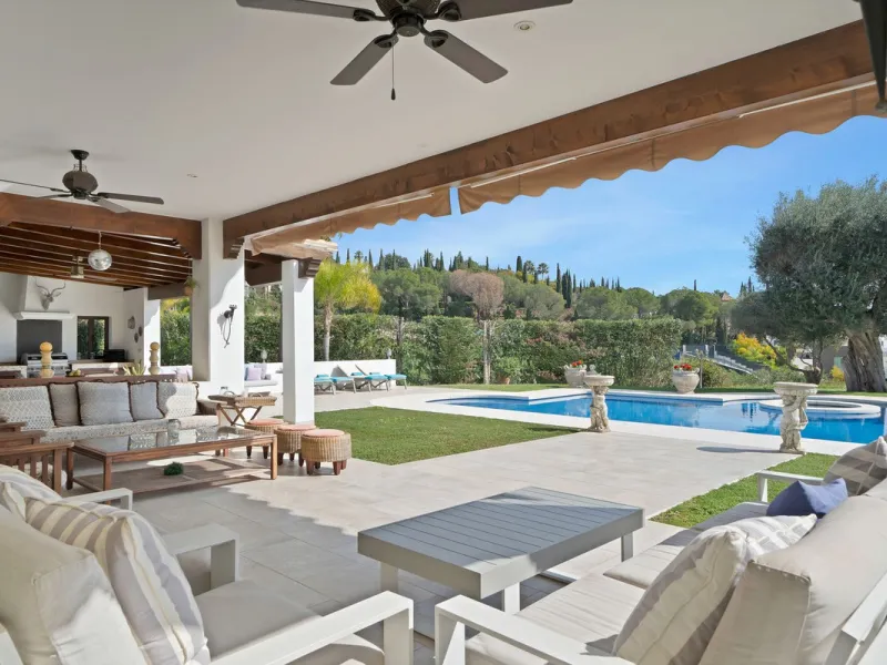 Set in the heart of Nueva Andalucía, this magnificent luxury estate exudes timeless Andalusian elegance. Situated on an expansive elevated plot exceeding 3,000m², the property features 7 bedrooms and 8 bathrooms, 5 of which are en-suite. Offering sweeping
