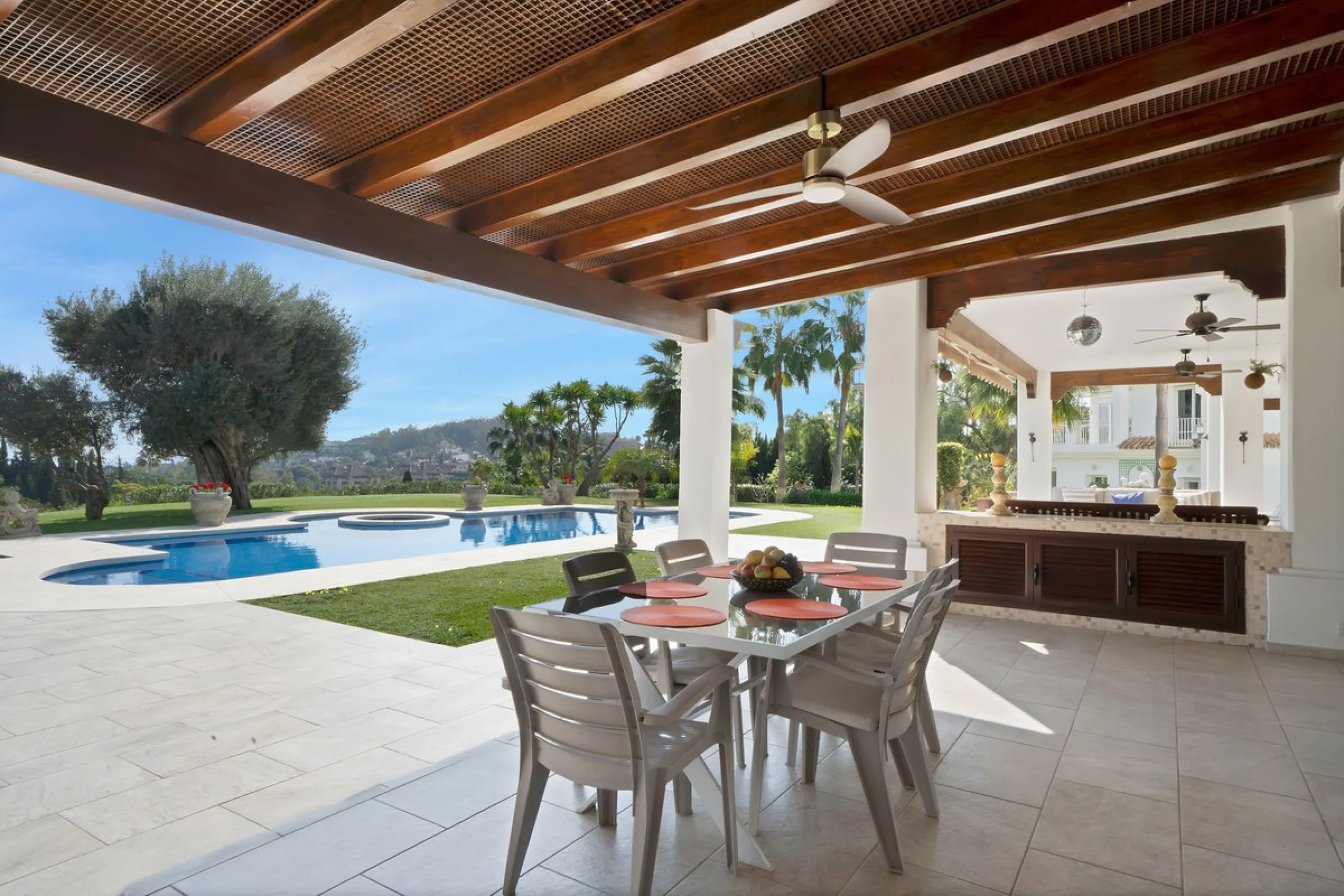 House - Detached Villa в продаже в Marbella, Málaga. В доме 7 спален и 8 ванных комнат. Площадь дома 1133 м². Площадь участка 3149 м²