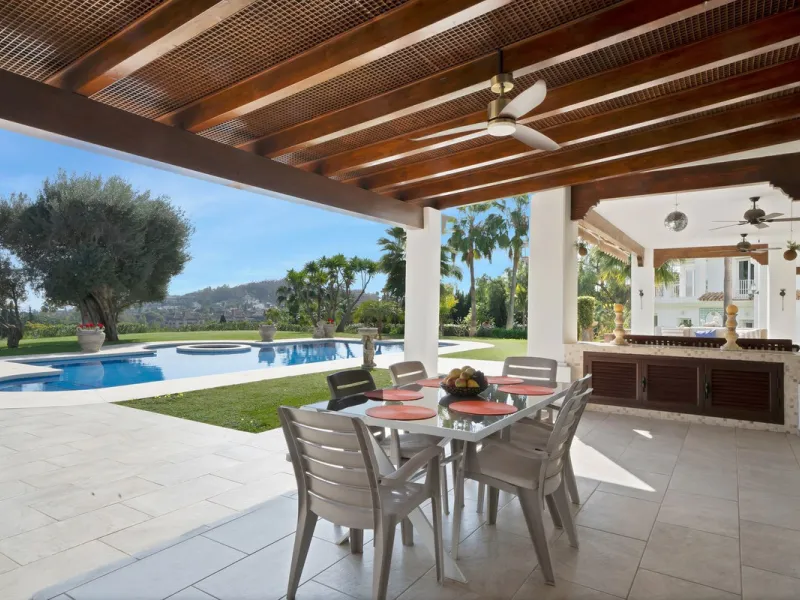 House - Detached Villa в продаже в Marbella, Málaga. В доме 7 спален и 8 ванных комнат. Площадь дома 1133 м². Площадь участка 3149 м²