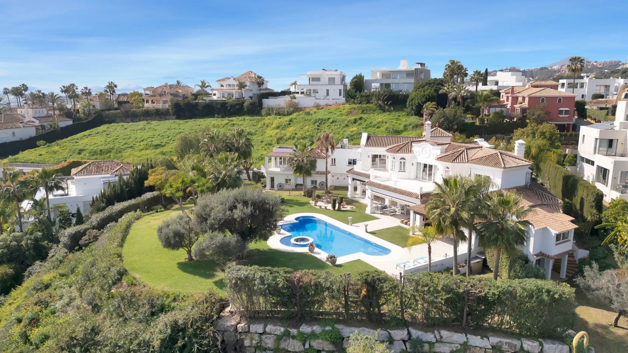 House - Detached Villa в продаже в Marbella, Málaga. В доме 7 спален и 8 ванных комнат. Площадь дома 1133 м². Площадь участка 3149 м²