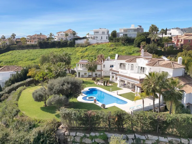 House - Detached Villa в продаже в Marbella, Málaga. В доме 7 спален и 8 ванных комнат. Площадь дома 1133 м². Площадь участка 3149 м²