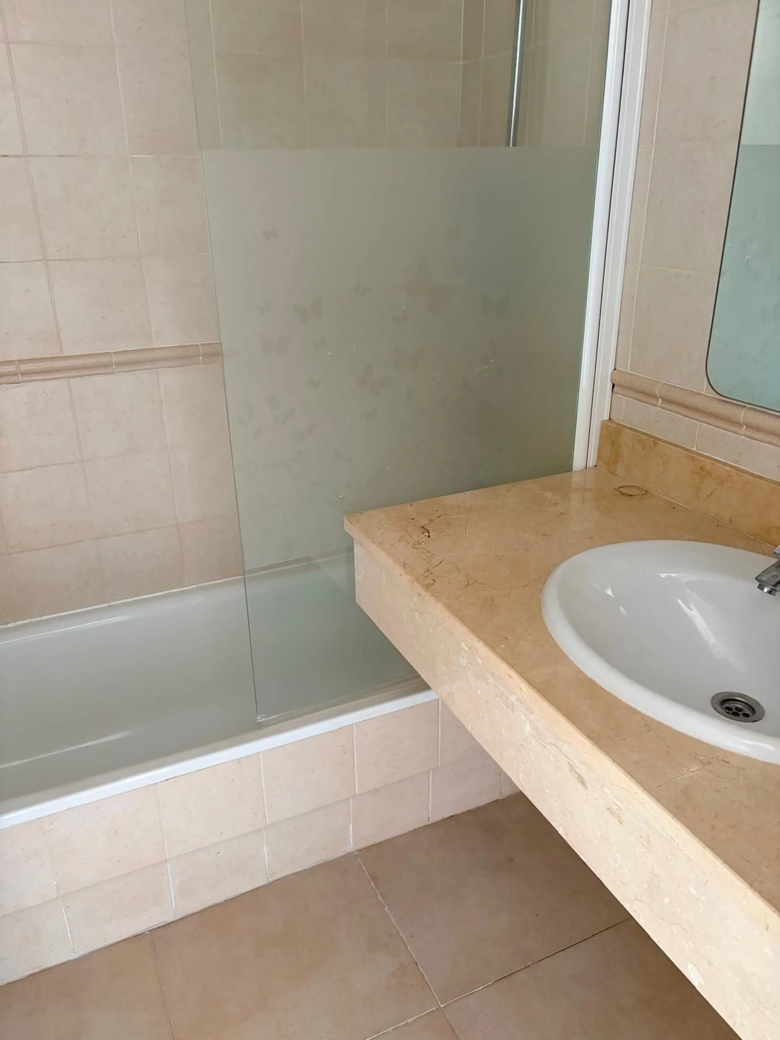 Beautiful apartment for sale in Riviera del Sol, Mijas, located in one of the most sought-after areas of the Costa del Sol, ideal both as an investment and as a holiday home near the sea.