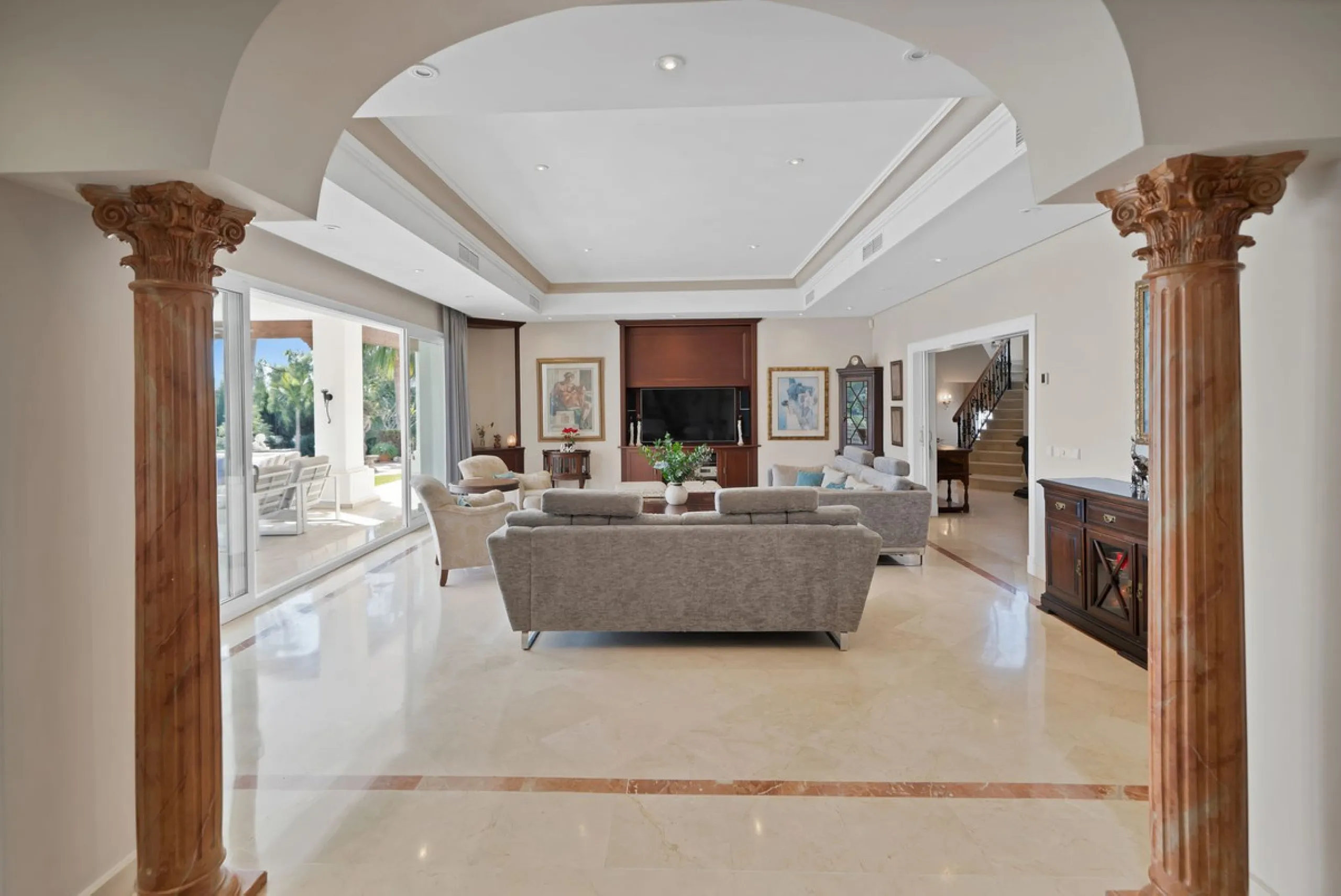House - Detached Villa в продаже в Marbella, Málaga. В доме 7 спален и 8 ванных комнат. Площадь дома 1133 м². Площадь участка 3149 м²