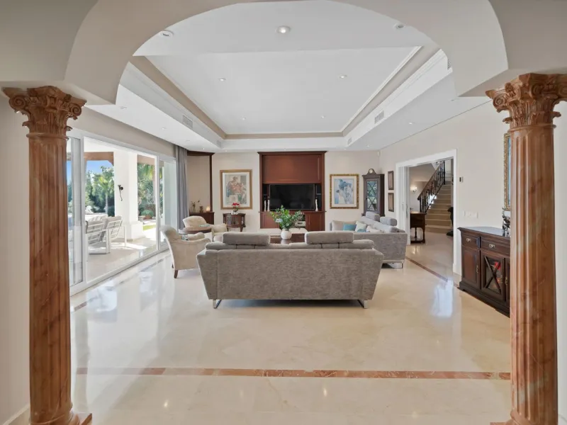 House - Detached Villa в продаже в Marbella, Málaga. В доме 7 спален и 8 ванных комнат. Площадь дома 1133 м². Площадь участка 3149 м²