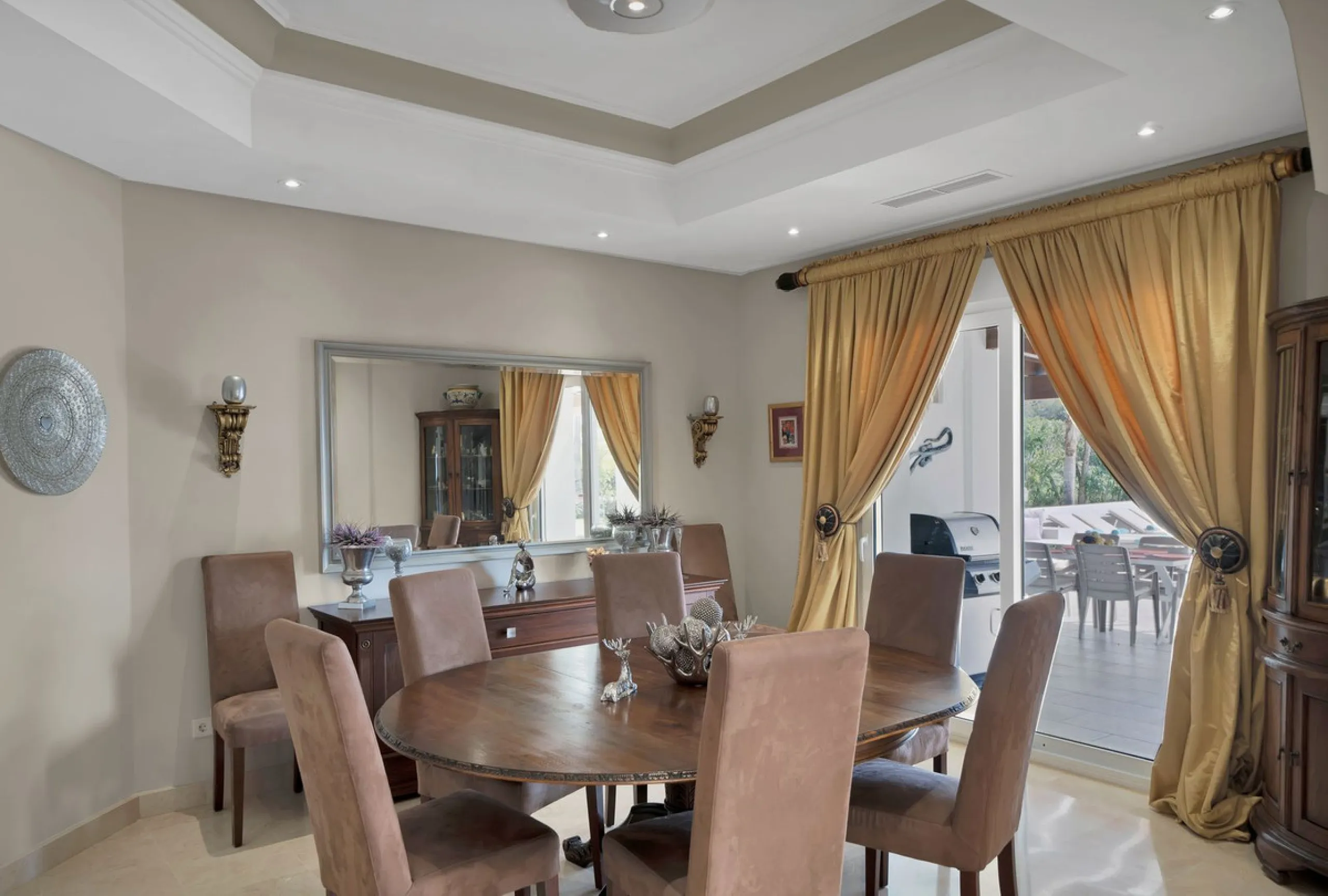 House - Detached Villa в продаже в Marbella, Málaga. В доме 7 спален и 8 ванных комнат. Площадь дома 1133 м². Площадь участка 3149 м²