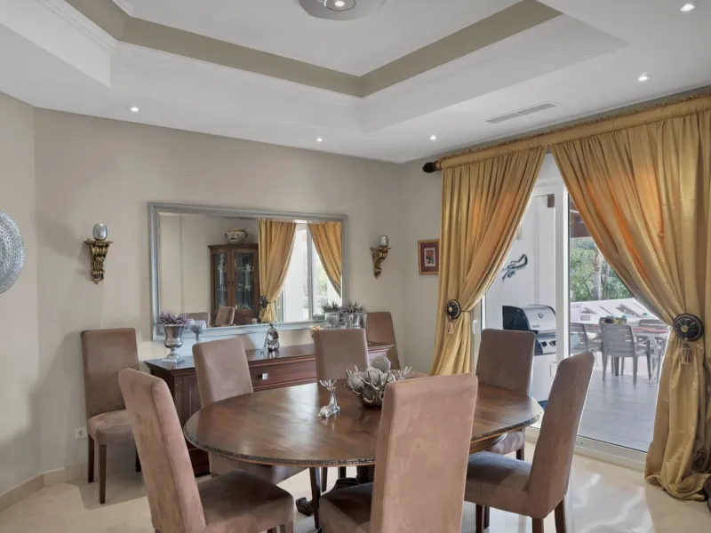 House - Detached Villa в продаже в Marbella, Málaga. В доме 7 спален и 8 ванных комнат. Площадь дома 1133 м². Площадь участка 3149 м²