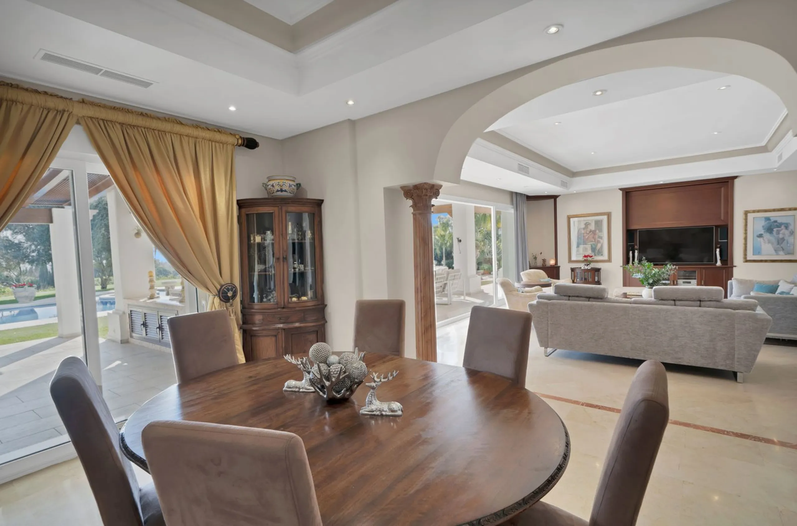 House - Detached Villa в продаже в Marbella, Málaga. В доме 7 спален и 8 ванных комнат. Площадь дома 1133 м². Площадь участка 3149 м²