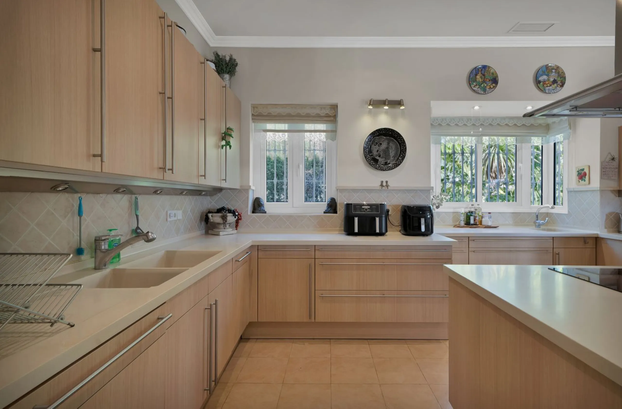 House - Detached Villa в продаже в Marbella, Málaga. В доме 7 спален и 8 ванных комнат. Площадь дома 1133 м². Площадь участка 3149 м²