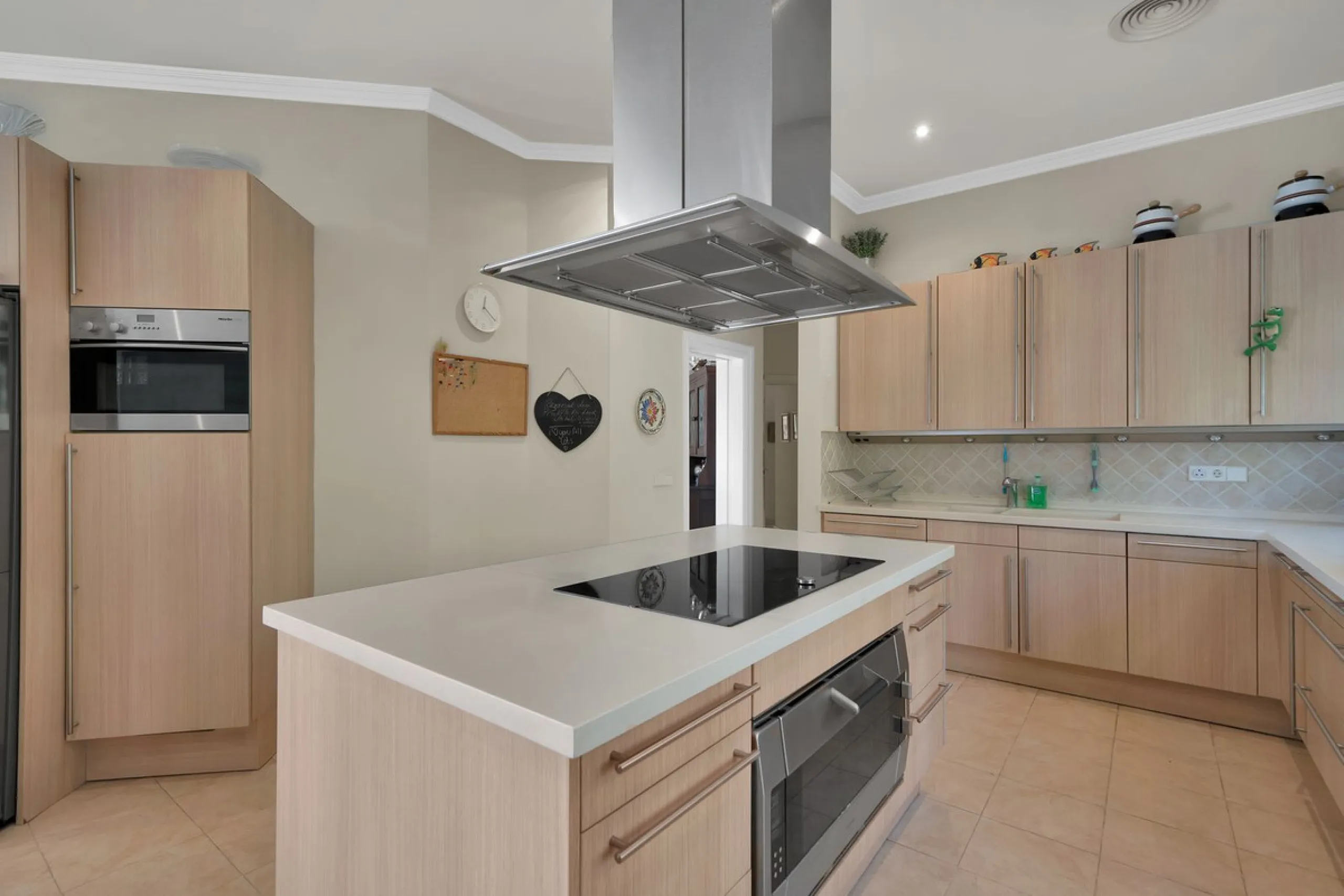 House - Detached Villa в продаже в Marbella, Málaga. В доме 7 спален и 8 ванных комнат. Площадь дома 1133 м². Площадь участка 3149 м²