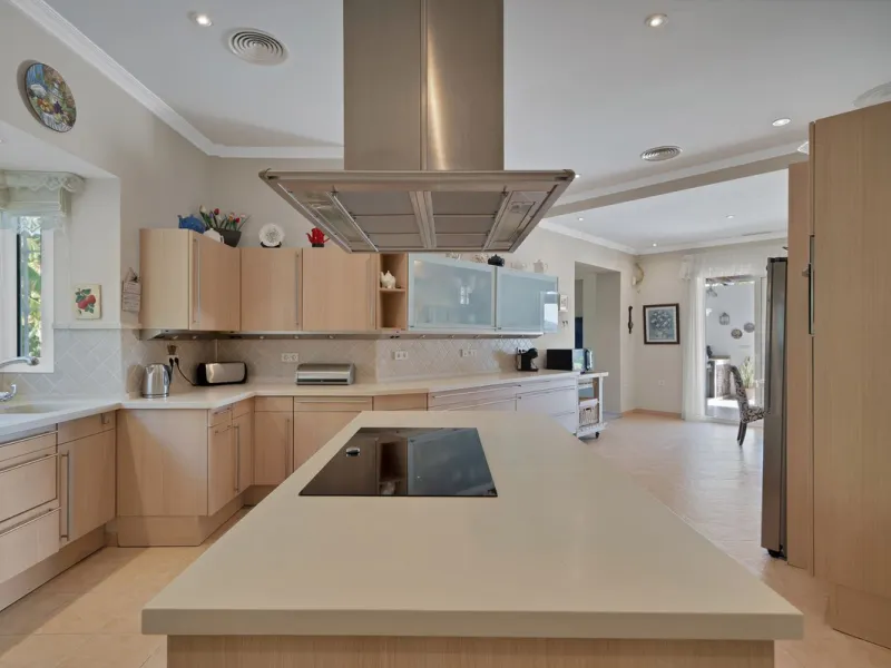 House - Detached Villa в продаже в Marbella, Málaga. В доме 7 спален и 8 ванных комнат. Площадь дома 1133 м². Площадь участка 3149 м²