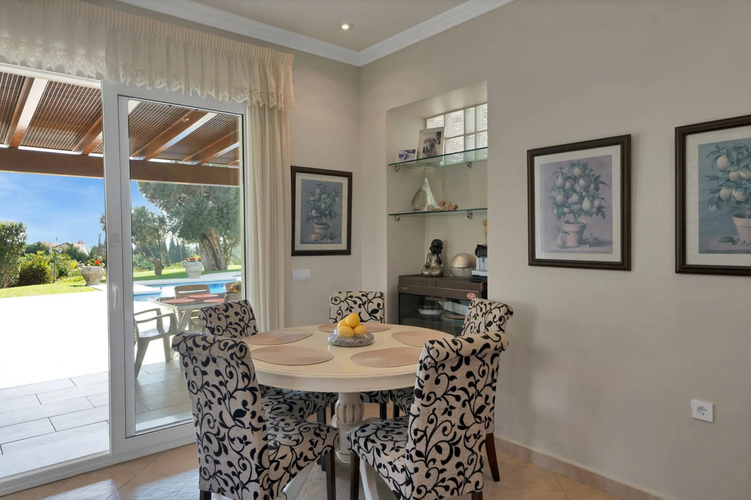 House - Detached Villa в продаже в Marbella, Málaga. В доме 7 спален и 8 ванных комнат. Площадь дома 1133 м². Площадь участка 3149 м²