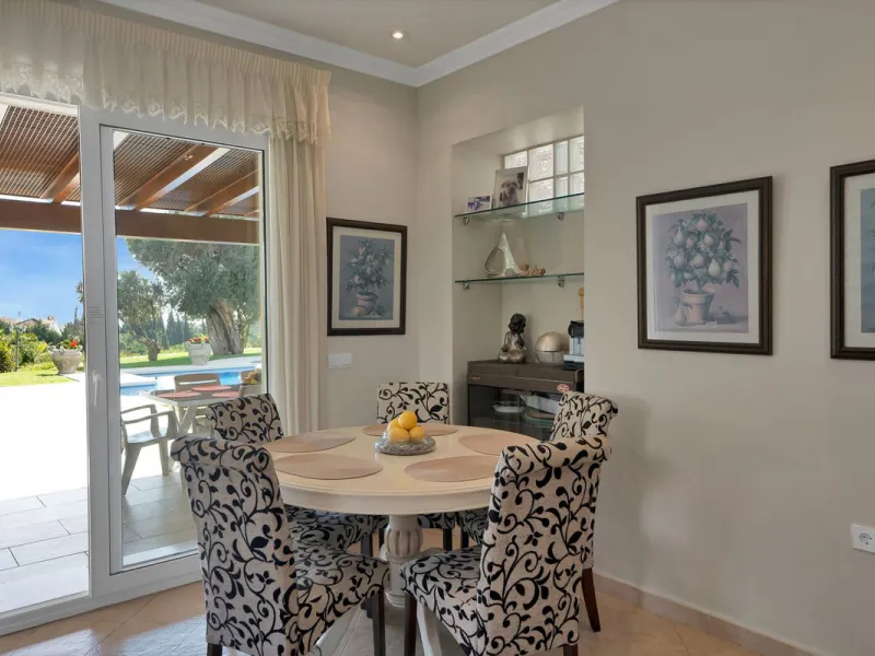 House - Detached Villa в продаже в Marbella, Málaga. В доме 7 спален и 8 ванных комнат. Площадь дома 1133 м². Площадь участка 3149 м²
