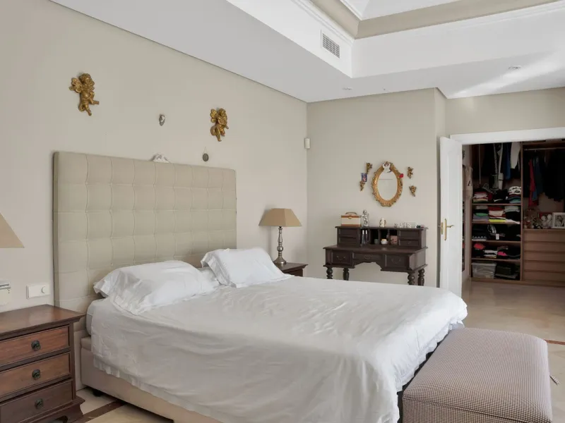 House - Detached Villa в продаже в Marbella, Málaga. В доме 7 спален и 8 ванных комнат. Площадь дома 1133 м². Площадь участка 3149 м²