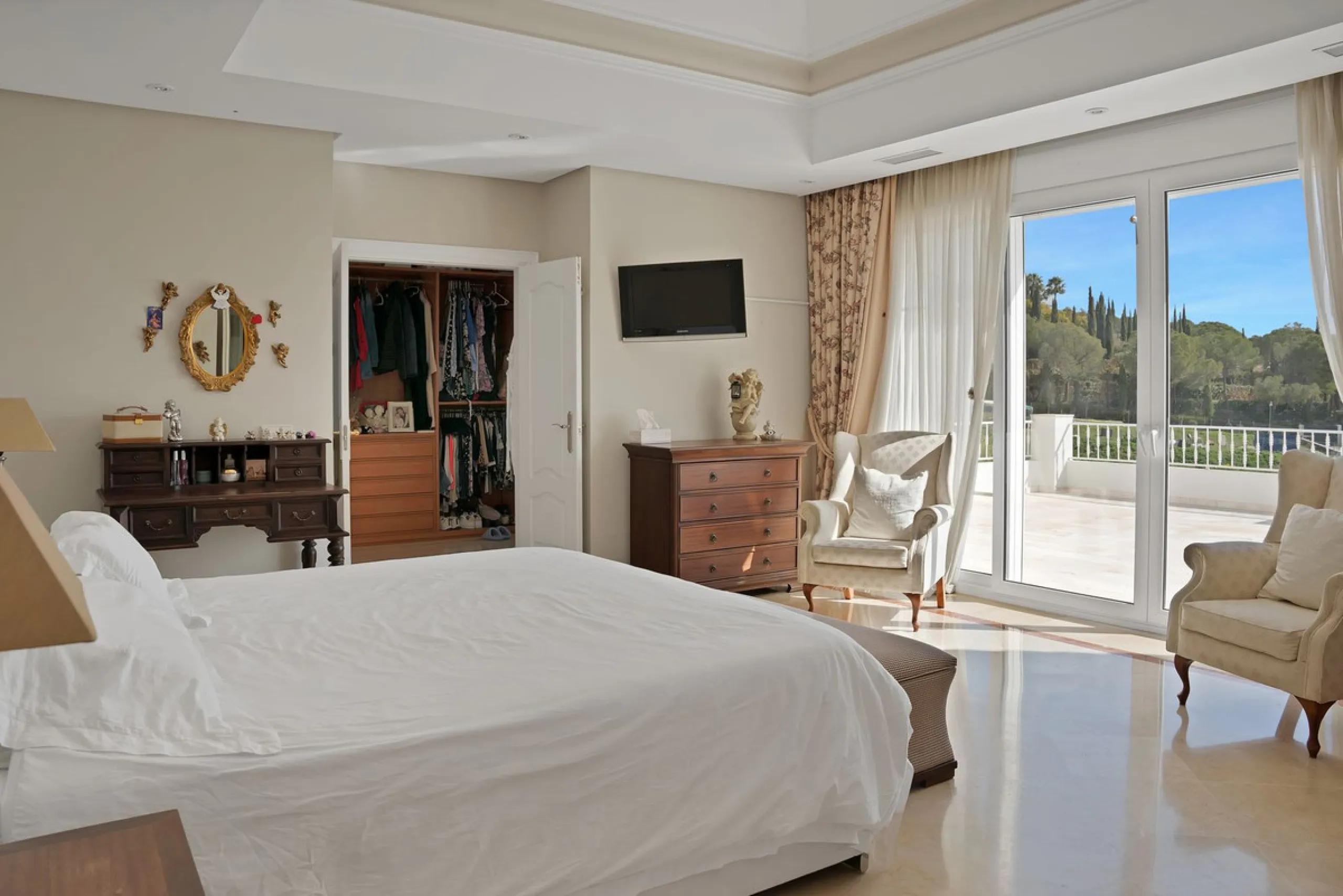 House - Detached Villa в продаже в Marbella, Málaga. В доме 7 спален и 8 ванных комнат. Площадь дома 1133 м². Площадь участка 3149 м²