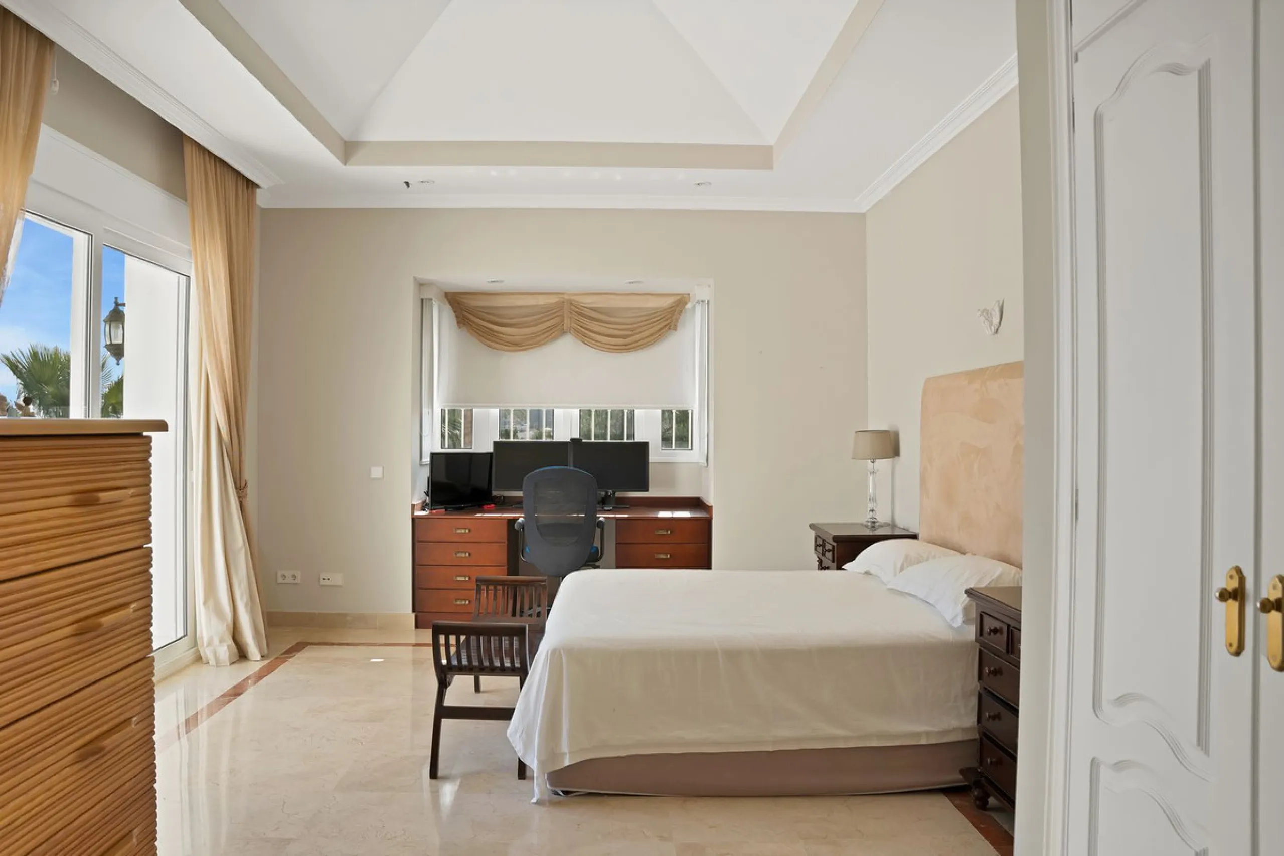 House - Detached Villa в продаже в Marbella, Málaga. В доме 7 спален и 8 ванных комнат. Площадь дома 1133 м². Площадь участка 3149 м²
