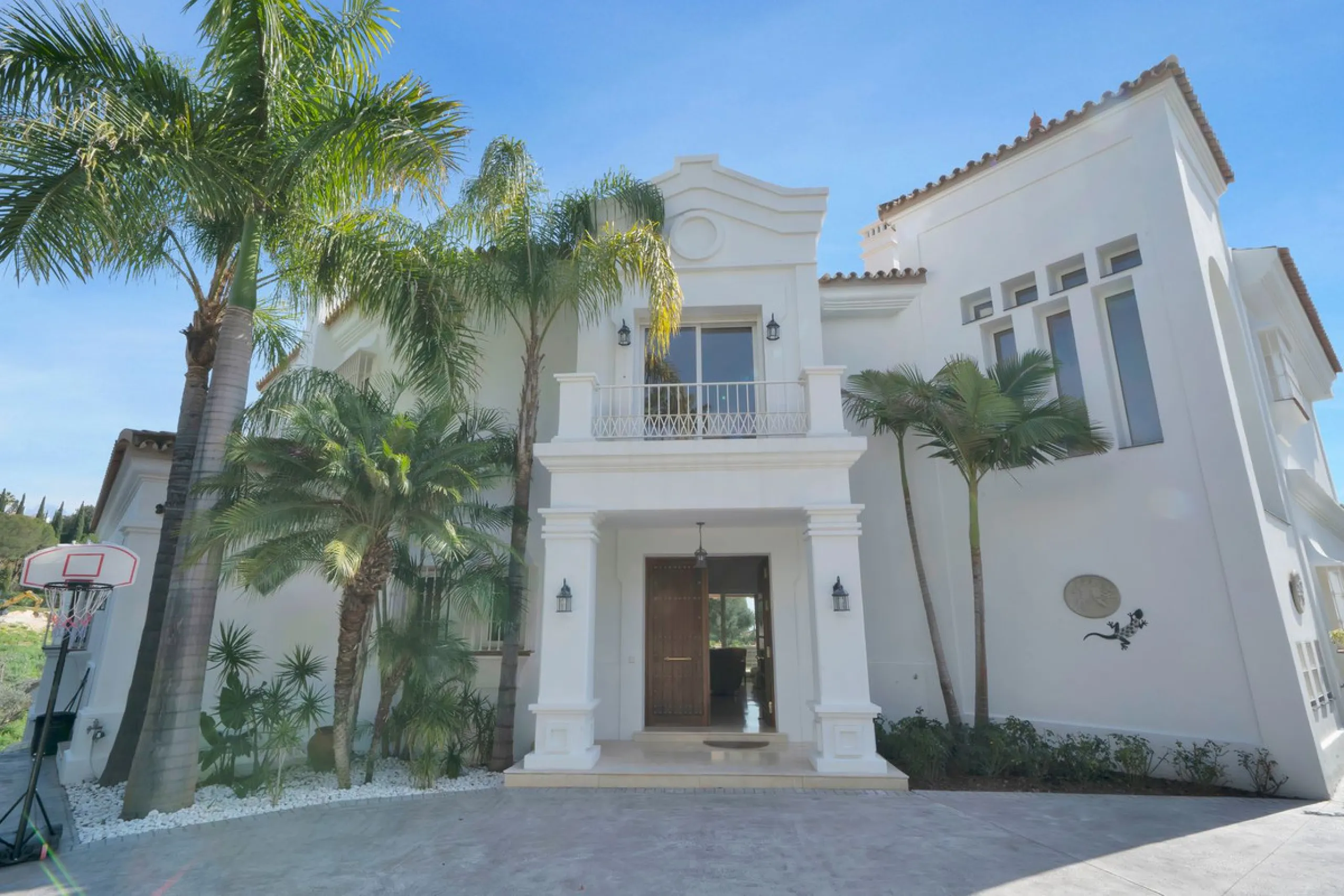 House - Detached Villa в продаже в Marbella, Málaga. В доме 7 спален и 8 ванных комнат. Площадь дома 1133 м². Площадь участка 3149 м²