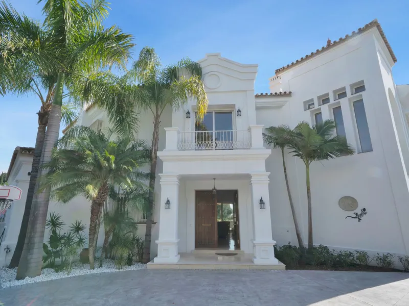 House - Detached Villa в продаже в Marbella, Málaga. В доме 7 спален и 8 ванных комнат. Площадь дома 1133 м². Площадь участка 3149 м²