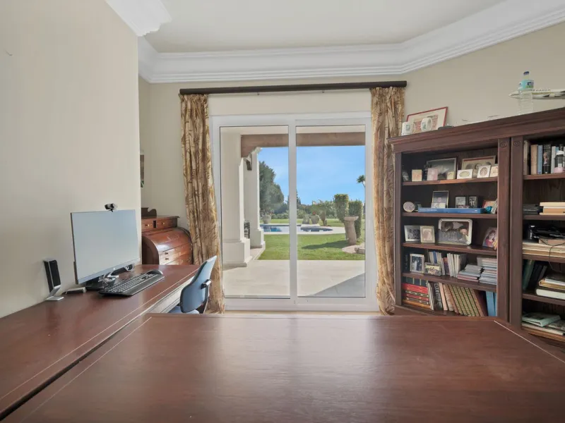 House - Detached Villa в продаже в Marbella, Málaga. В доме 7 спален и 8 ванных комнат. Площадь дома 1133 м². Площадь участка 3149 м²