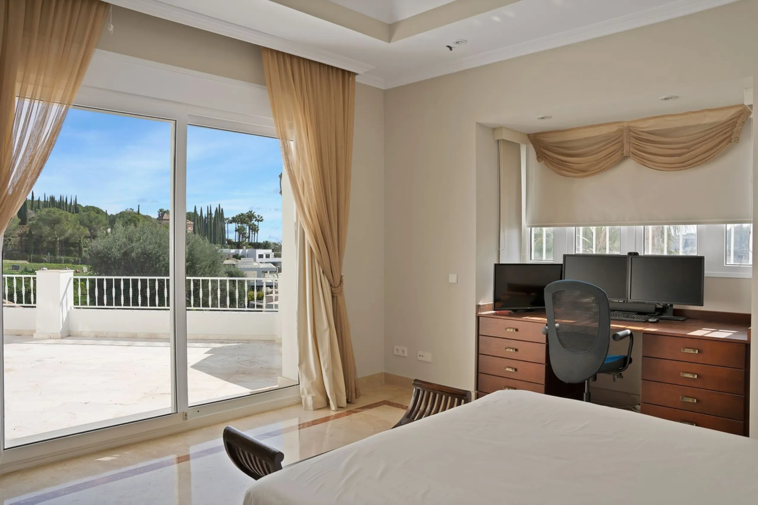 House - Detached Villa в продаже в Marbella, Málaga. В доме 7 спален и 8 ванных комнат. Площадь дома 1133 м². Площадь участка 3149 м²