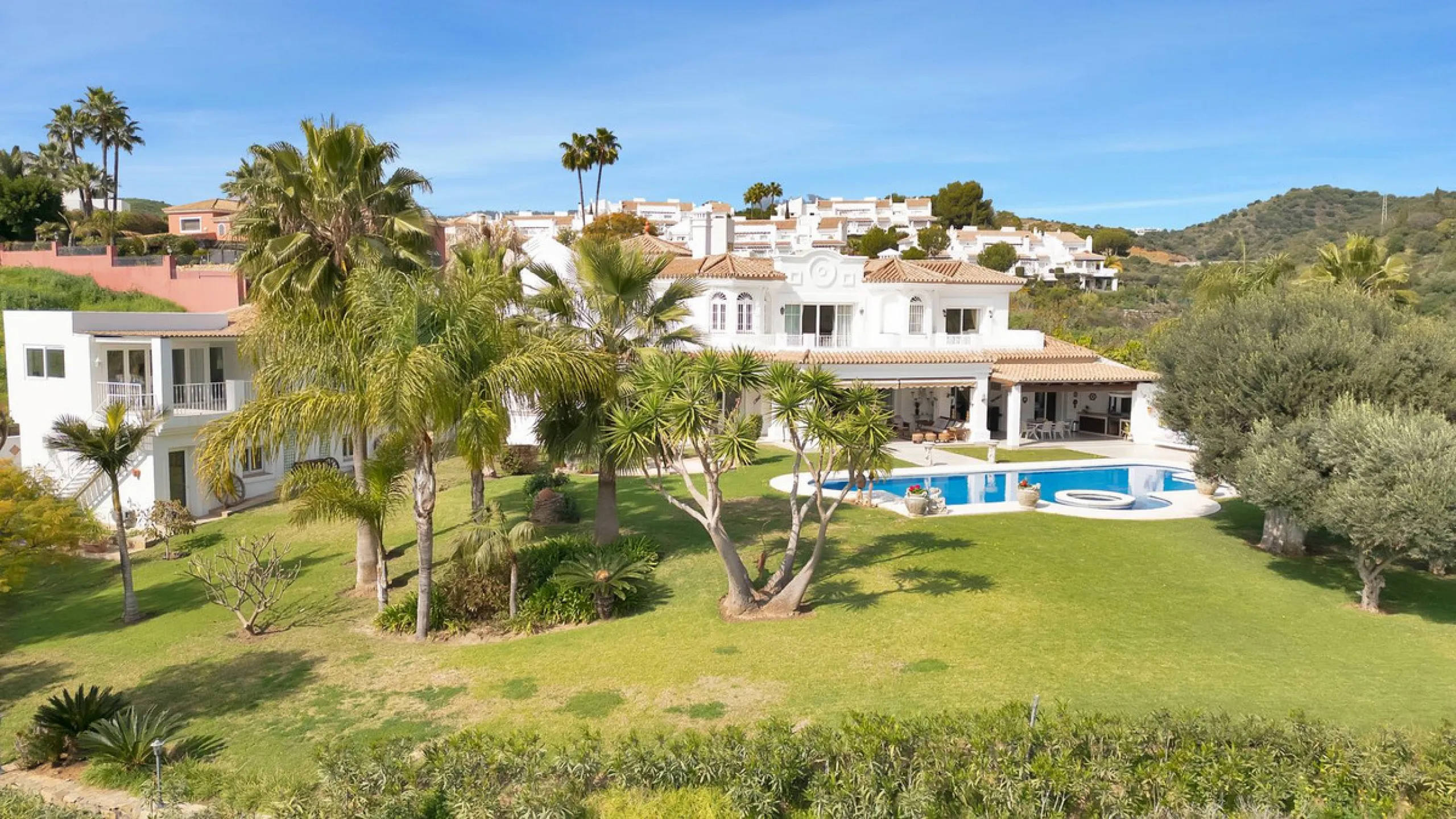 House - Detached Villa в продаже в Marbella, Málaga. В доме 7 спален и 8 ванных комнат. Площадь дома 1133 м². Площадь участка 3149 м²
