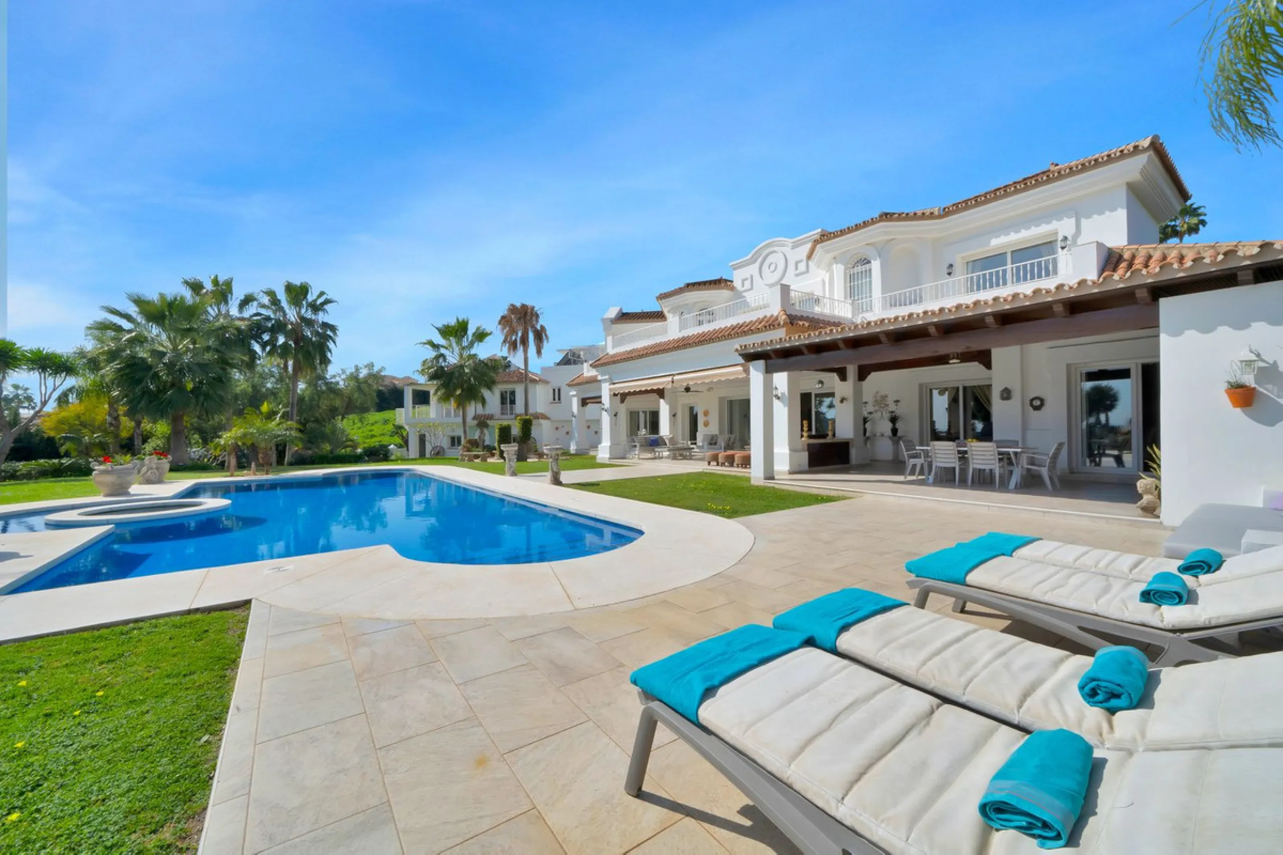 House - Detached Villa в продаже в Marbella, Málaga. В доме 7 спален и 8 ванных комнат. Площадь дома 1133 м². Площадь участка 3149 м²