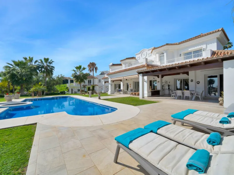 House - Detached Villa в продаже в Marbella, Málaga. В доме 7 спален и 8 ванных комнат. Площадь дома 1133 м². Площадь участка 3149 м²